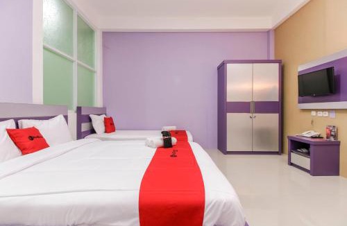 Bekasi Timur Hotel | RedDoorz Plus near Stasiun Bekasi