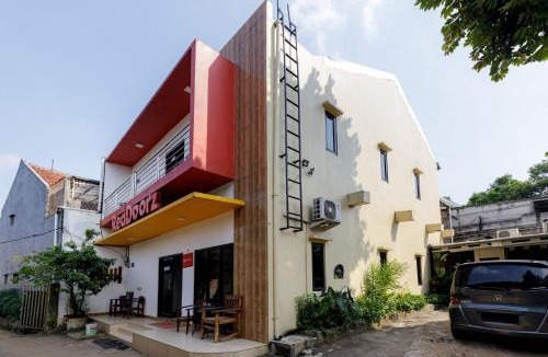 Bekasi House | RedDoorz Plus near Trans Studio Cibubur 2
