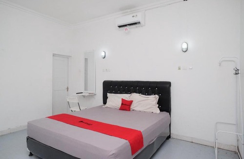 Demak Hotel | RedDoorz Syariah at Griya Merbotan Demak
