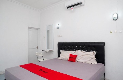 Demak Hotel | RedDoorz Syariah at Griya Merbotan Demak