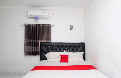 Demak Hotel | RedDoorz Syariah at Griya Merbotan Demak
