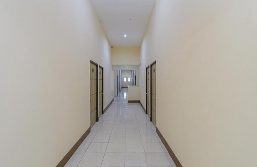 Klojen Hotel | RedDoorz Syariah @ Klojen Malang