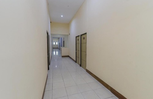 Klojen Hotel | RedDoorz Syariah @ Klojen Malang