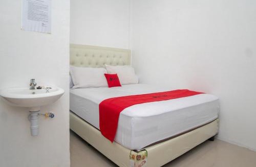 Banda Aceh Hotel | RedDoorz Syariah near Pelabuhan Ulee Lheue Banda Aceh