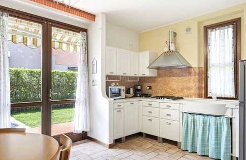 Montioni Apartment | Regarda - appartment "Iris" in complex with swimming pool very close to the Lazise city centre