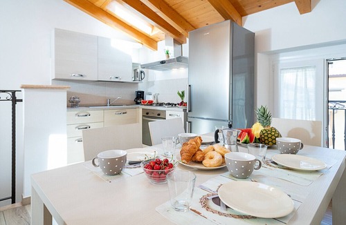 Bardolino Ski Chalet | Regarda - Romantic apartment Casa Rossa 2 with wifi, air conditioning