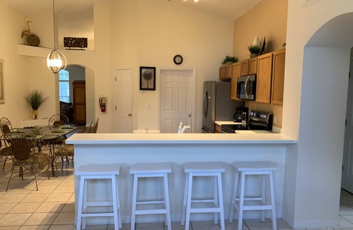 Eagle Pointe South House | Renovated Waterfront 3Bd/2B Home 20min to Disney, Universal and Shops