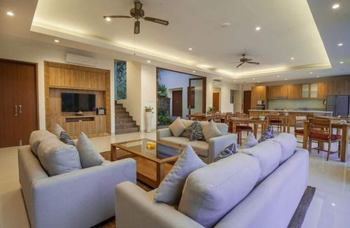 Melayang Villa | River 6 BR Private Pool - Suitable for Family & inclusive Breakfast.