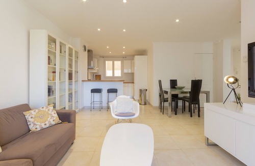 Antibes Old Town Apartment | Robert Soleau bright design flat, center of Antibes