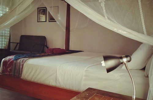 Tukad Mungga Bed & Breakfast | Romantic 4 post bed, fiber internet
