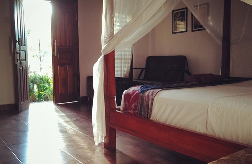 Tukad Mungga Bed & Breakfast | Romantic 4 post bed, fiber internet