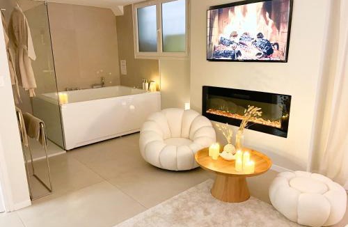Juan-les-Pins Apartment | Romantique Room avec Jacuzzi