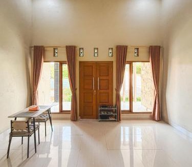 Ciloto House | Room 1 at Villa Restu 5, King Room, Private Bath