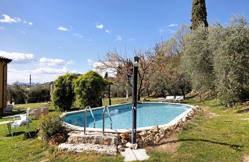 Cavaion Veronese Apartment | Room 3 – Spacious Double Room with Shared Pool, Wi-Fi, and Air Conditioning