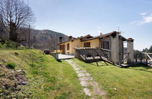 Casoli Apartment | Room 'Camera A - Prato Fiorito' with Mountain View, Shared Pool and Garden