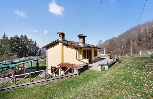 Casoli Apartment | Room 'Camera A - Prato Fiorito' with Mountain View, Shared Pool and Garden