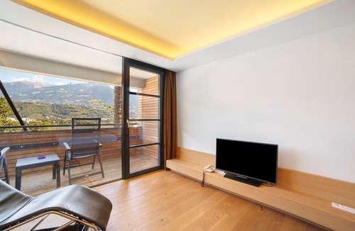 Marlengo Apartment | Room 'Doppia Vista Panoramica Sup 101' with Mountain View, Wi-Fi and Air Conditioning