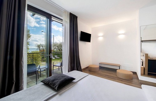 Moniga del Garda Apartment | Room 'Insula Felix Matr Lake View' with Shared Terrace, Wi-Fi and Air Conditioning