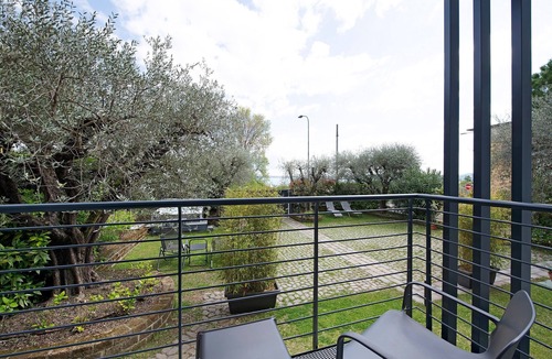 Moniga del Garda Apartment | Room 'Insula Felix Matr Lake View' with Shared Terrace, Wi-Fi and Air Conditioning