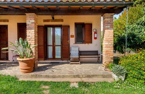 Montorsaio Apartment | Room 'Lillastro - La Bianca' with Shared Garden, Wi-Fi and Air Conditioning