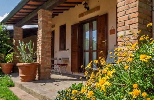 Montorsaio Apartment | Room 'Lillastro - La Bianca' with Shared Garden, Wi-Fi and Air Conditioning