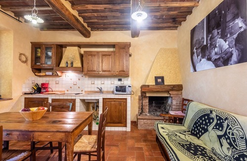 Monticiano Apartment | Room 'Marroneto - Camera 2' with Mountain View, Shared Pool and Wi-Fi