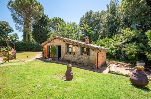 Monticiano Apartment | Room 'Marroneto - Suite' with Mountain View, Shared Pool and Wi-Fi
