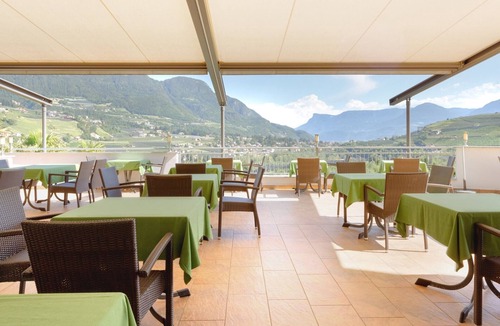 Merano Apartment | Room 'Passerblick Goldenen Zimmer 2' with Mountain View, Wi-Fi and Air Conditioning