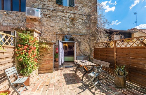 Vescovado Apartment | Room 'Salice - Antiche Dimore Di Vescovado' with Shared Pool and Garden