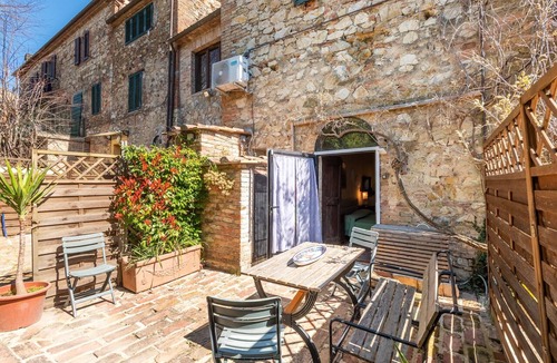 Vescovado Apartment | Room 'Salice - Antiche Dimore Di Vescovado' with Shared Pool and Garden