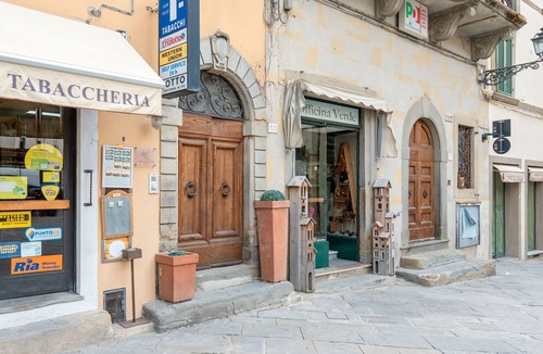 Monte San Savino Apartment | Room 'Stanza Della Guglia' with Wi-Fi and Air Conditioning