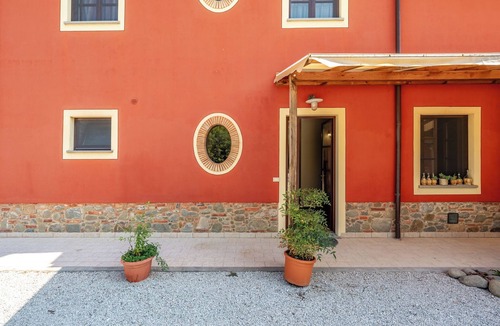Montecarlo Apartment | 'Rosa Bianca' Room with Shared Pool, Wi-Fi and Air Conditioning