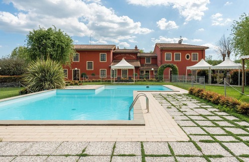 Montecarlo Apartment | 'Rosa Bianca' Room with Shared Pool, Wi-Fi and Air Conditioning