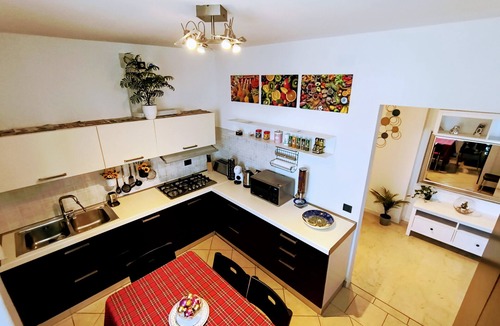 Camin Apartment | 'Royal Residence' Apartment with Shared Garden, Wi-Fi, and Air Conditioning
