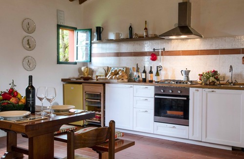 Ghizzano Apartment | Rustikale Wohnung mit Swimmingpool in den Hügeln der Toskana by Interhome