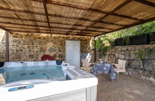Montalcino Apartment | Sant'Antimo Montalcino Holiday Home with Garden View and Private Parking