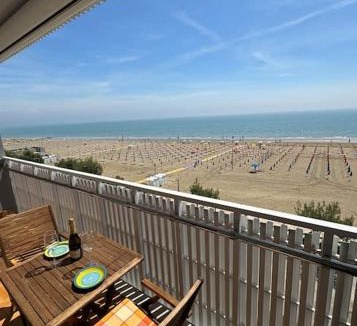 Lignano Sabbiadoro Apartment | Scenografico fronte mare, 5 piano con terrazzo e P privato