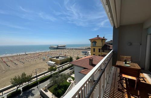 Lignano Sabbiadoro Apartment | Scenografico fronte mare, 5 piano con terrazzo e P privato