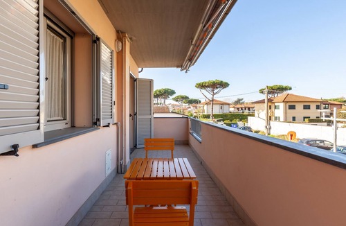 Cinquale Apartment | "Sea apartment with mountain view, terrace and Wi-Fi
