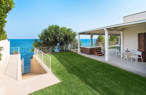 Noto Marina Villa | Sea front villa with Jacuzzi, Lido di Noto, Sicily