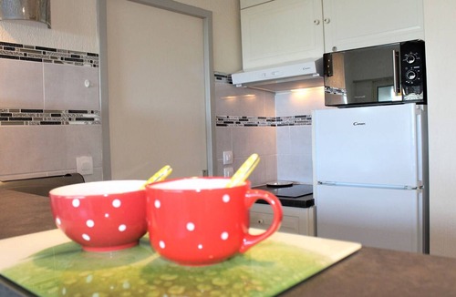 Villeneuve Loubet Beach Apartment | Seafront 2-Bedroom Apartment with Garden & Port Views, 10min to Train, Near Shops & Market