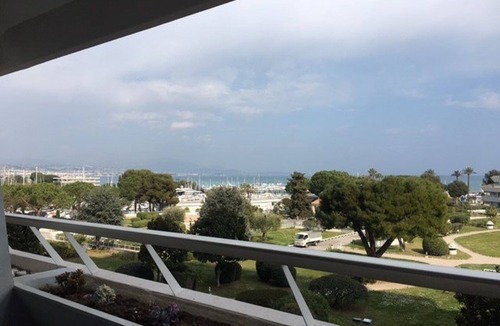 Villeneuve Loubet Beach Apartment | Seafront 2-Bedroom Apartment with Garden & Port Views, 10min to Train, Near Shops & Market