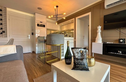 Cannes La Bocca Apartment | Seaside getaway : private pool and few steps from the Beach