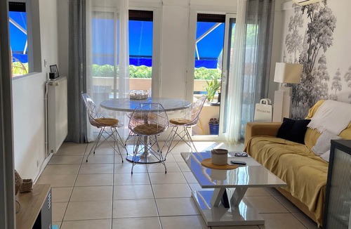 Frejus Port Apartment | Seasonal rental Two-room apartment 48 m2 Frejus plage et du Port. Terrace 15 m2.