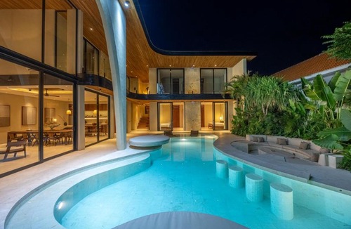Umalas Villa | Seminyak 6BR Tropical villa with Huge curvy Pool