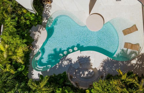 Umalas Villa | Seminyak 6BR Tropical villa with Huge curvy Pool