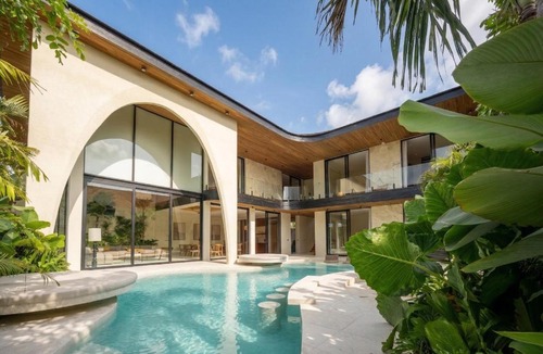 Umalas Villa | Seminyak 6BR Tropical villa with Huge curvy Pool