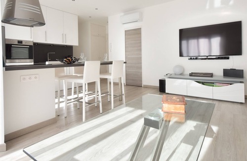 California - Pezou Apartment | ✻SERRENDY ✻ Designer's apartment, 15-minute walk to the Palais & beaches!