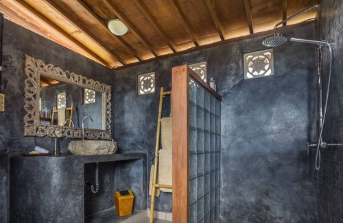 Sukasada Villa | Situated in authontic rural north bali surrounded by rice fields.