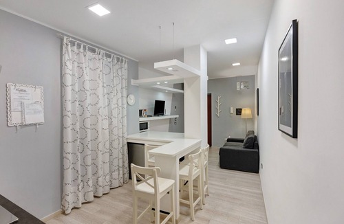 Pompei Apartment | Son Blanc Pompei Scavi Apartment with Wi-Fi and Air Conditioning